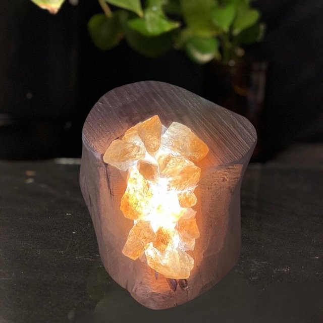 Lámpara De Madera De Sabina Ibicenca , Con Incrustaciones De Cristales Minerales
