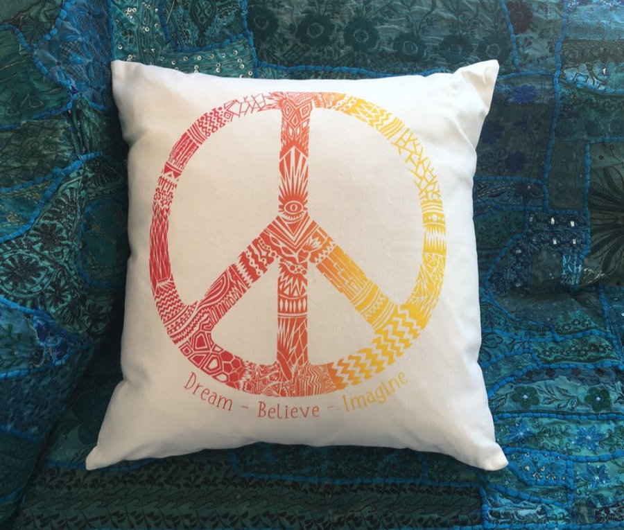 Cojin La Paz, estampado a mano, Ibiza y la paz dos simbolos que nos une