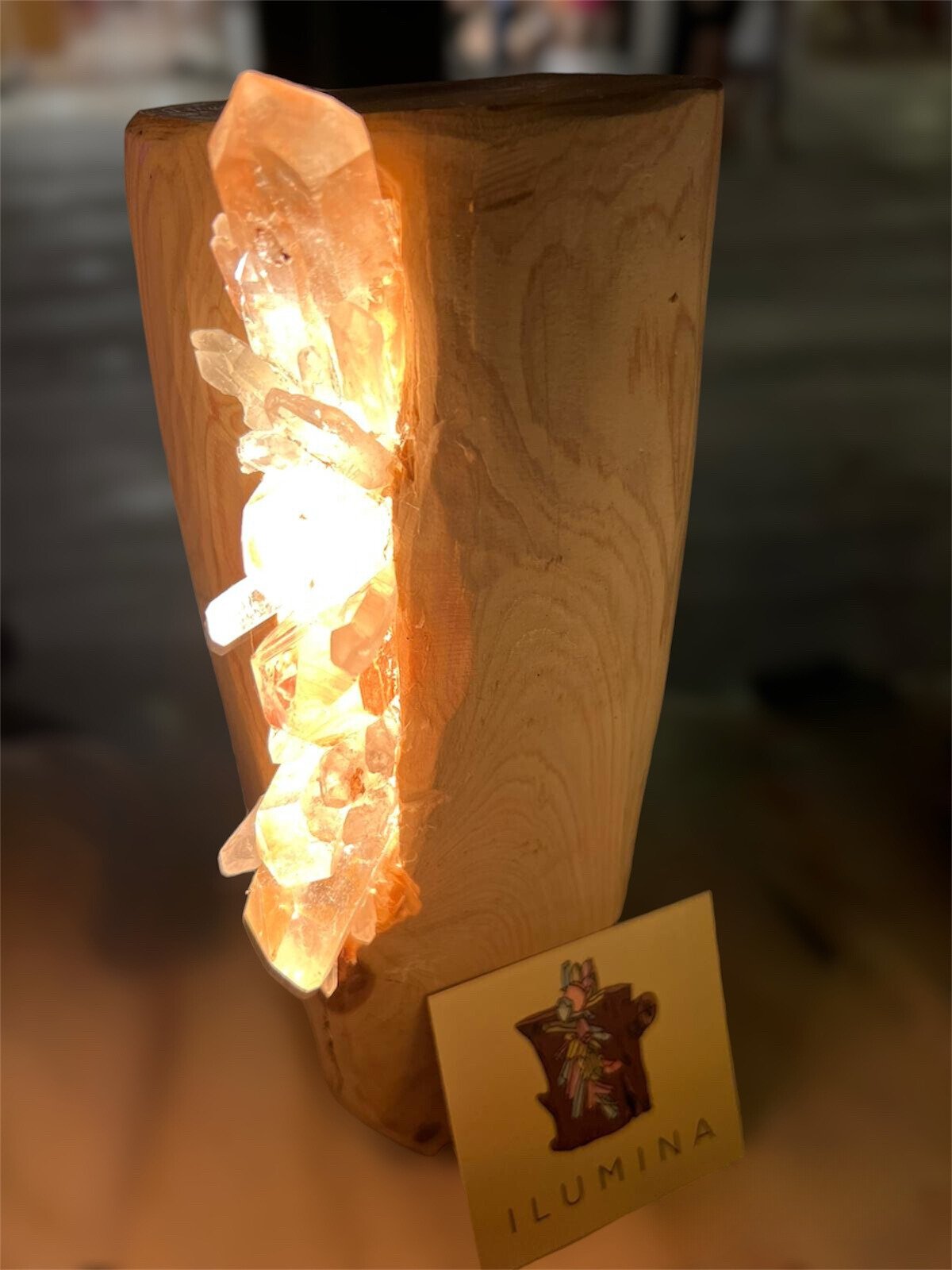 Lámpara Energética De Madera De Sabina Ibicenca, Con Incrustaciones De Cristales Minerales.