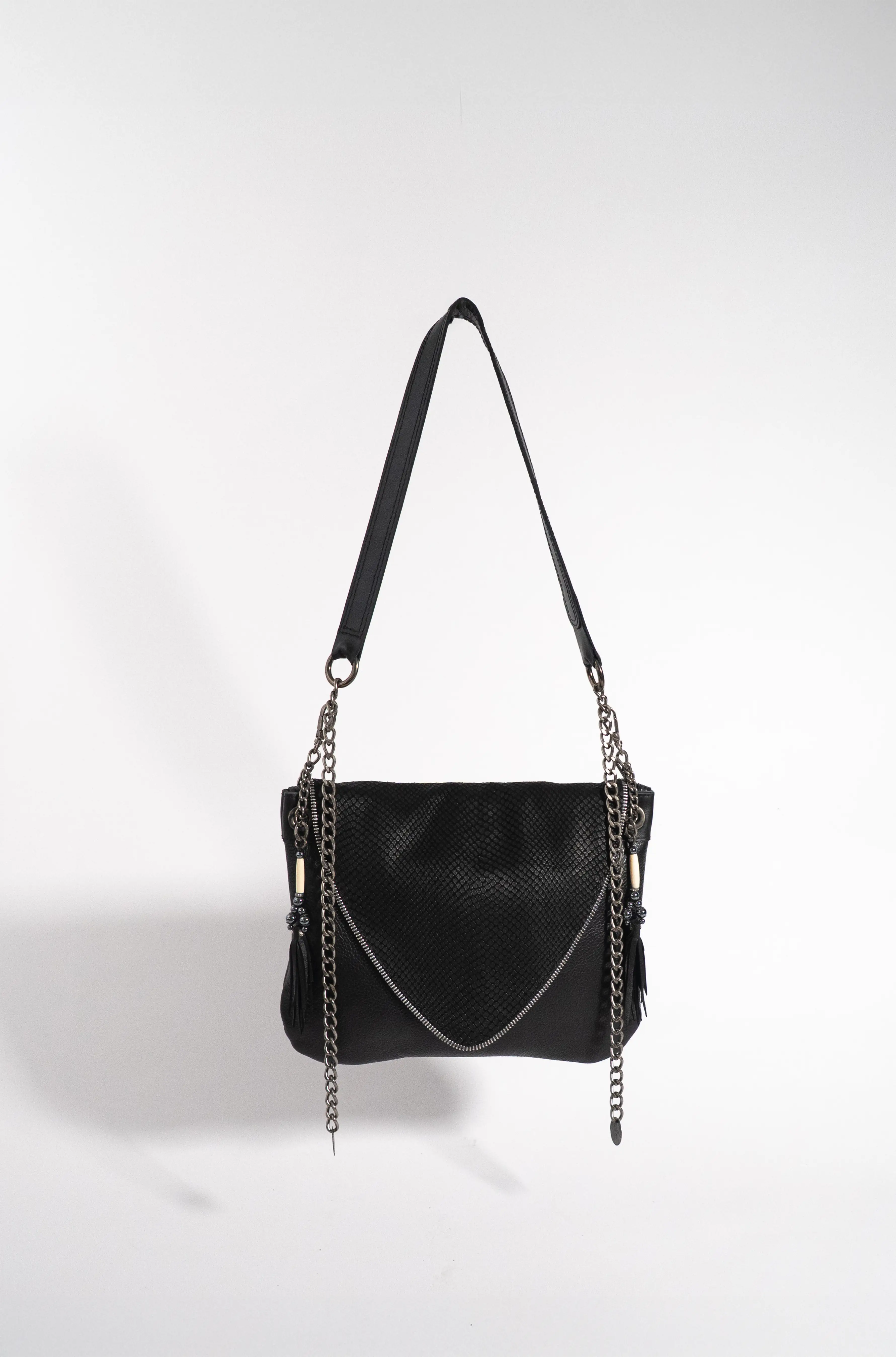 Bolso V De Piel Negra Con Detalle De Piel Negra Texturizada Y Mate.