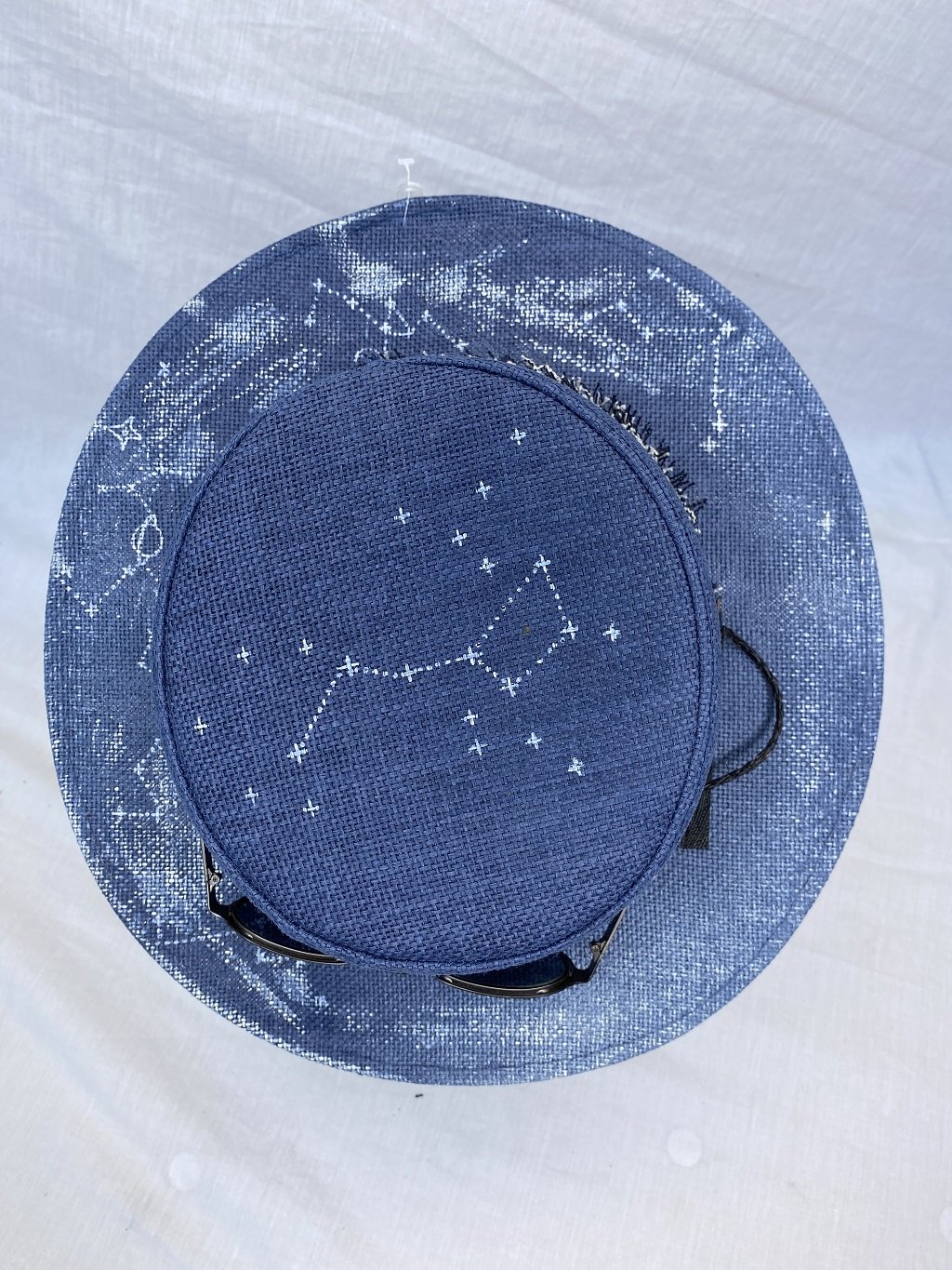 Sombrero Personalizado "Constelacion" Diseño De Autor, Hecho A Mano, Con Gafas