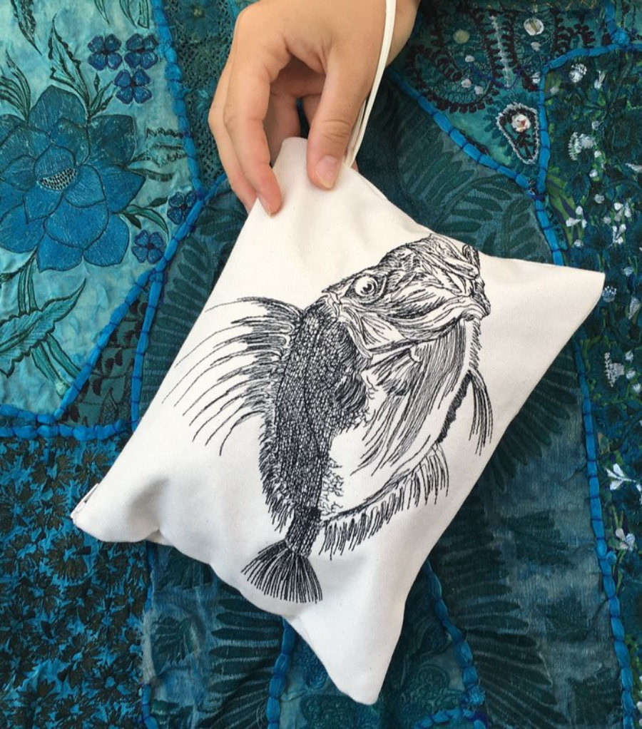 Bolso de mano bordado con un Gallo de San Pedro bordado por Magic Mountain Ibiza