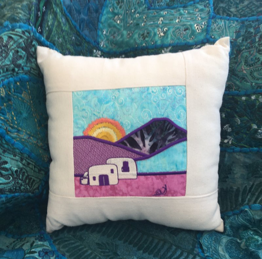 Cojín Finca Ibicenca con horno de pan, en bordado artístico y patchwork en tonos Violetas y Azules, artesanía única hecha a mano