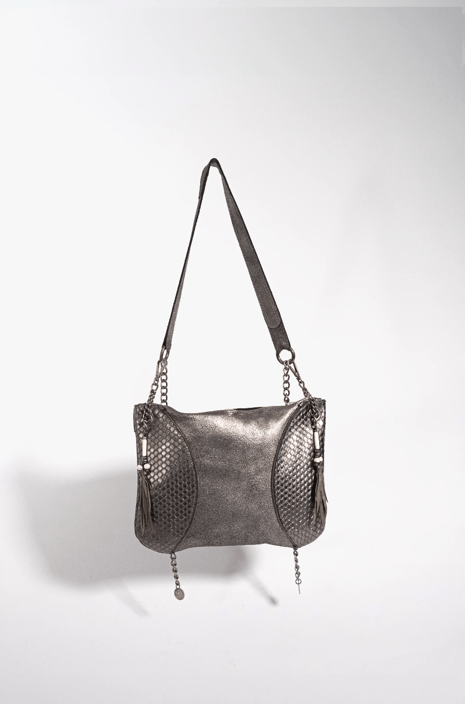 Bolso bandolera de cuero hecho a mano en color plata y gris metalizado