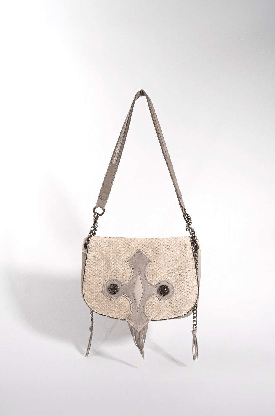 Bolso artesanal de piel gris y crema metalizada con forma de calamar