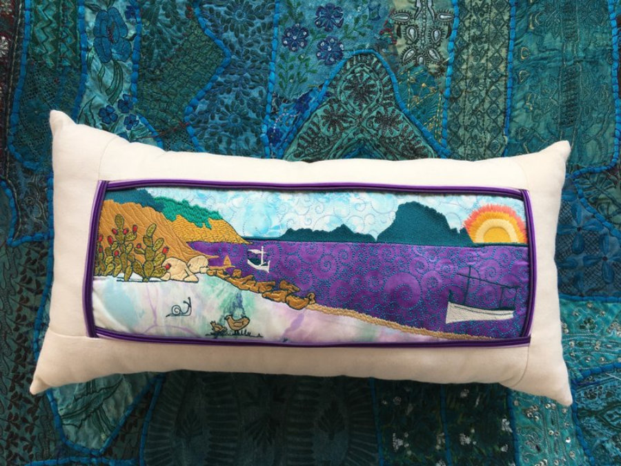 Cojin Cala D´hort, Es Vedra, Cojin lumbar en patchwork y bordado con apliques de tela 