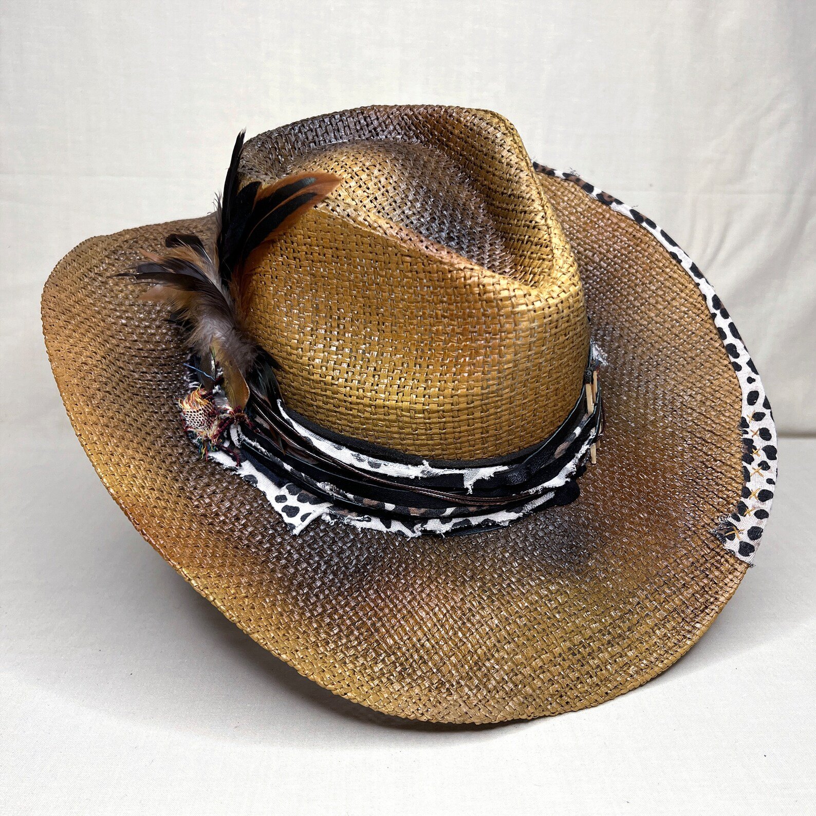  Tamaño S|M | Sombrero Marrón De Ala Ancha Estilo Cowboy Pintado A Mano | Banda De Diseño Personalizado Emvejecida | Plumas A Juego | Diseño Exclusivo De Tocado.