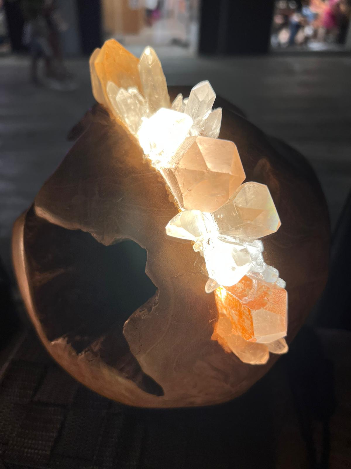 Lámpara De Madera De Teca En Forma De Bola, Con Incrustaciones De Cristales Minerales.