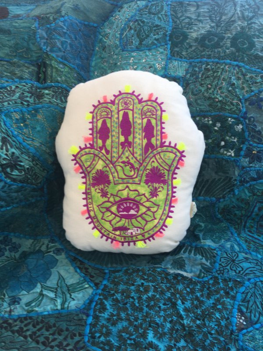 Cojin PEQUEÑO, Mano de Fatima bordado con hilo de colores, cojín decorativo bordado con aplique en telas coloridas, estilo ibicenco