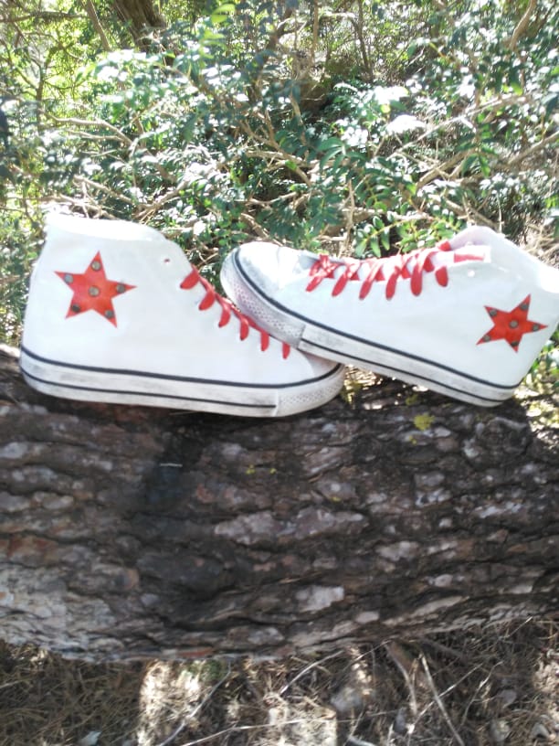 Sneaker Clásica Blanca Con Estrellas Roja